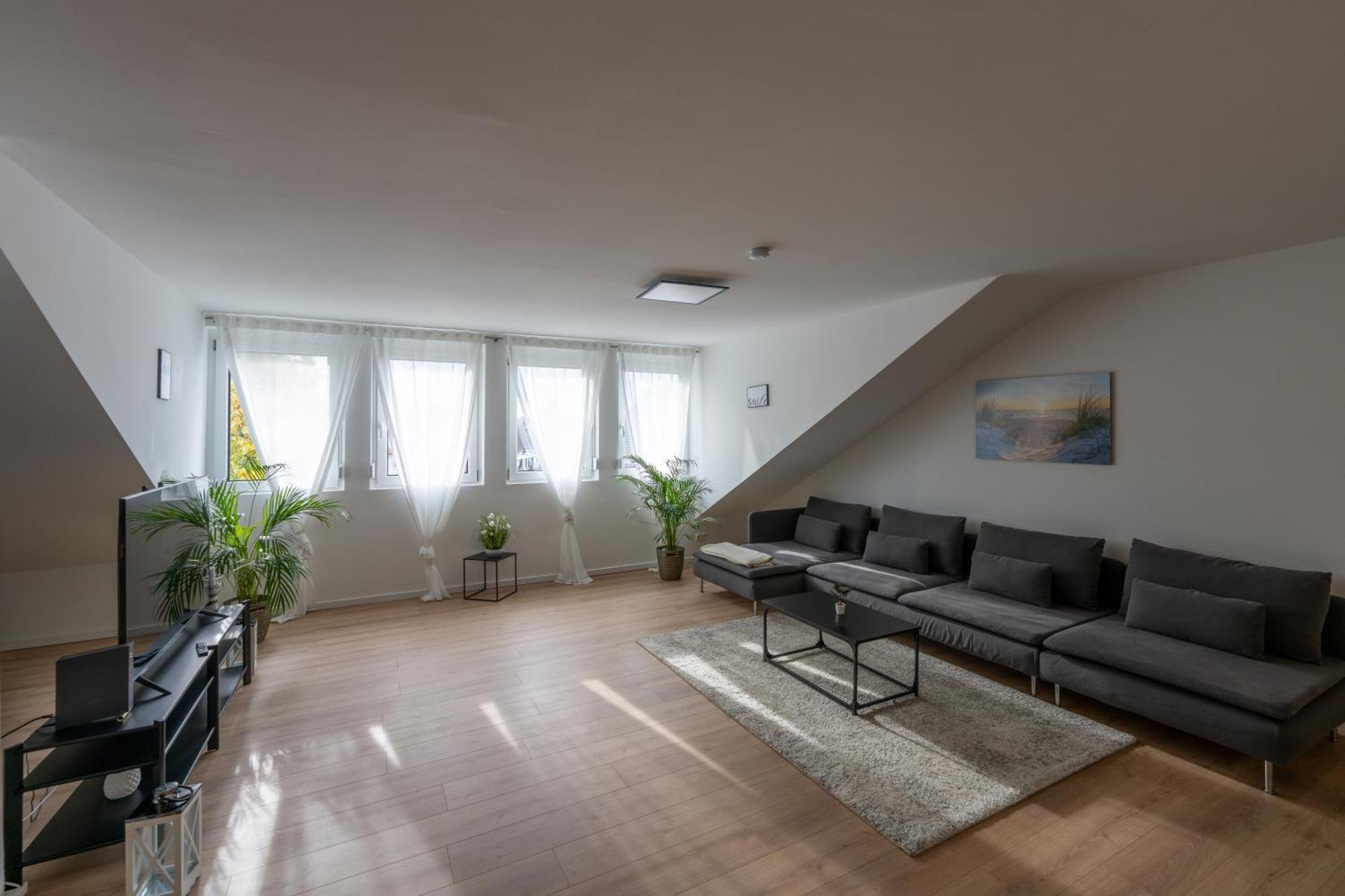 Plankstadt Apartment Im Dachgeschoss מראה חיצוני תמונה
