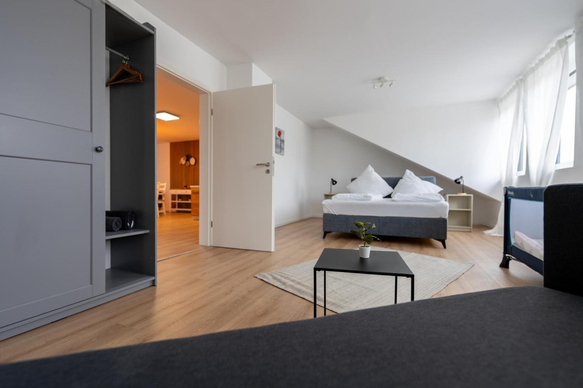 Plankstadt Apartment Im Dachgeschoss מראה חיצוני תמונה