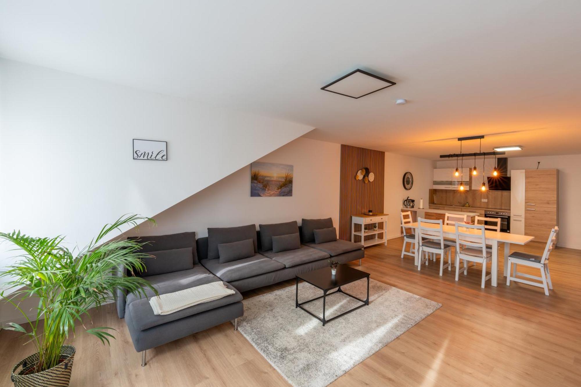 Plankstadt Apartment Im Dachgeschoss מראה חיצוני תמונה